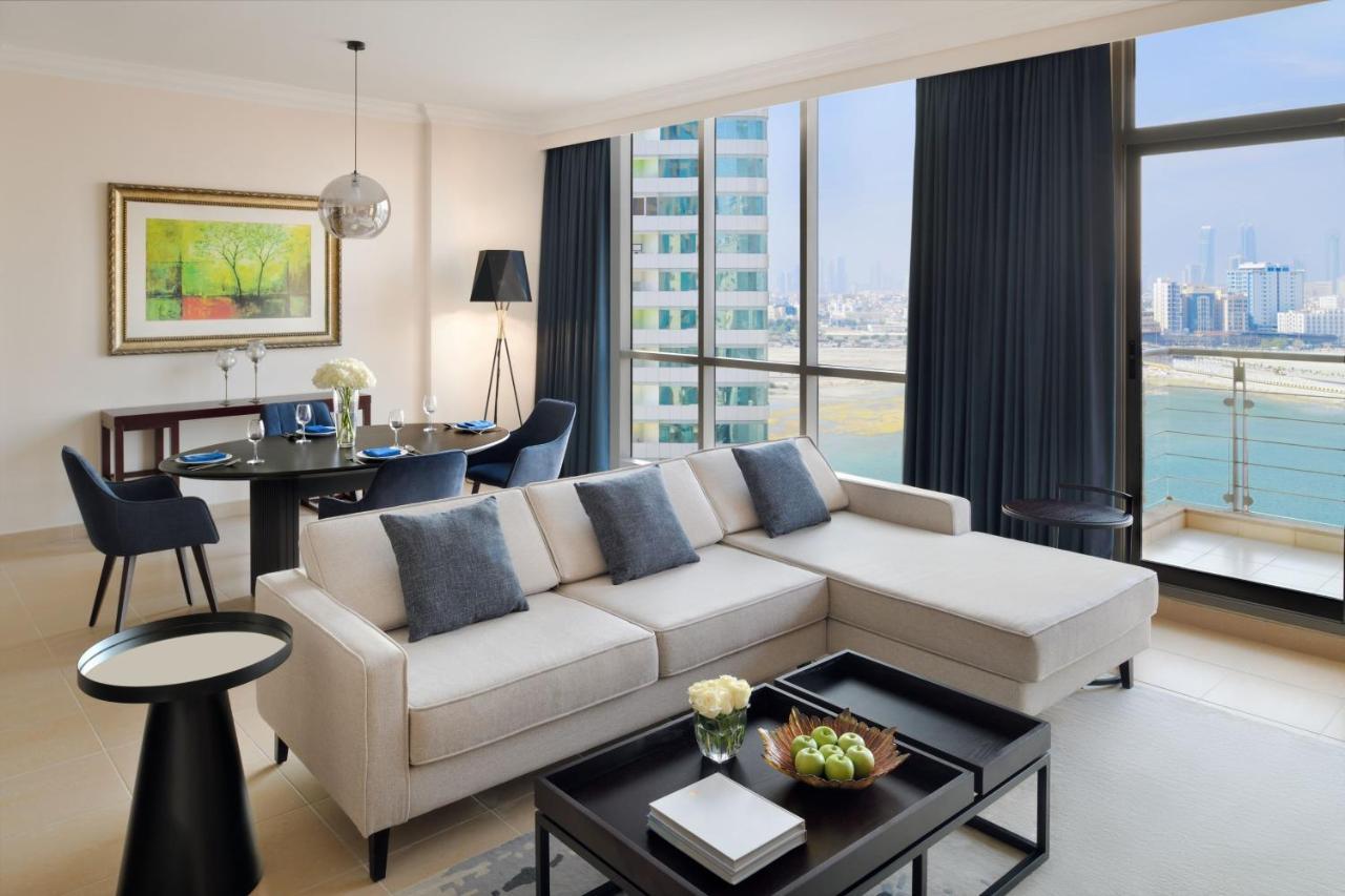Marriott Executive Apartments Manama, Bahrain Exterior foto A living room at Jumeirah Emirates Towers Hotel