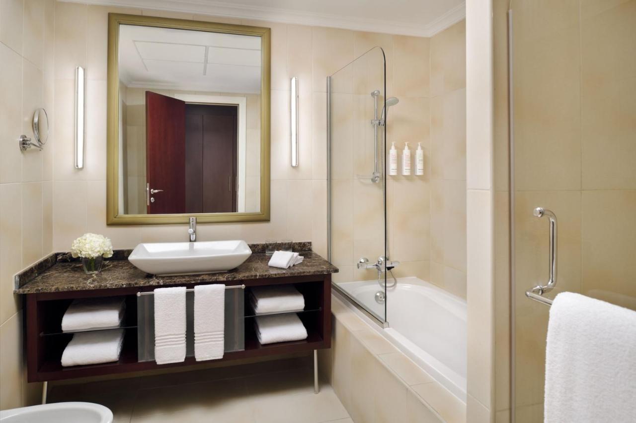 Marriott Executive Apartments Manama, Bahrain Exterior foto A bathroom in a hotel