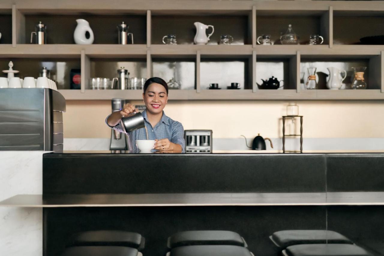 Marriott Executive Apartments Manama, Bahrain Exterior foto A barista at work