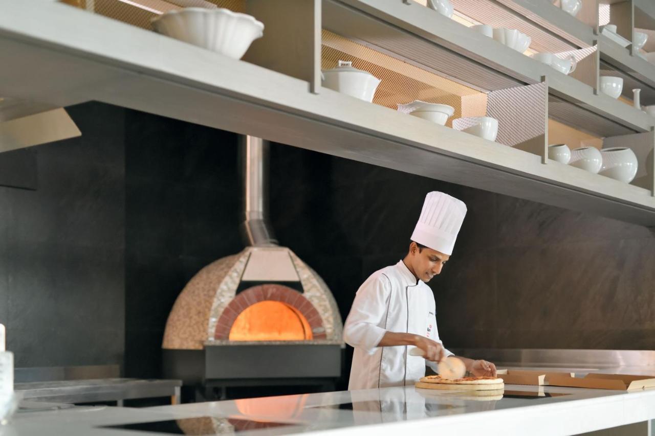 Marriott Executive Apartments Manama, Bahrain Exterior foto A wood-fired oven in a restaurant