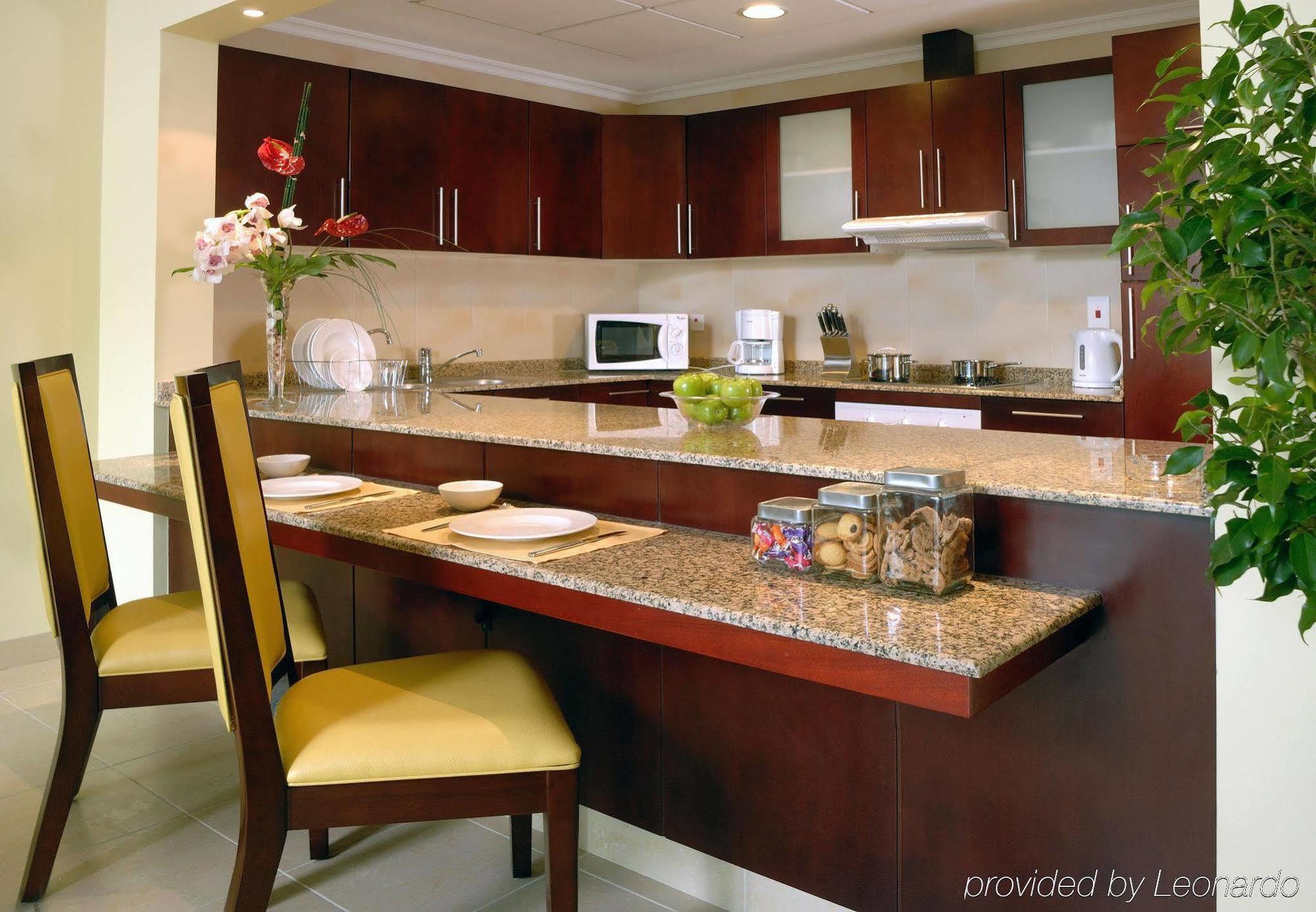 Marriott Executive Apartments Manama, Bahrain Zimmer foto A typical kitchen