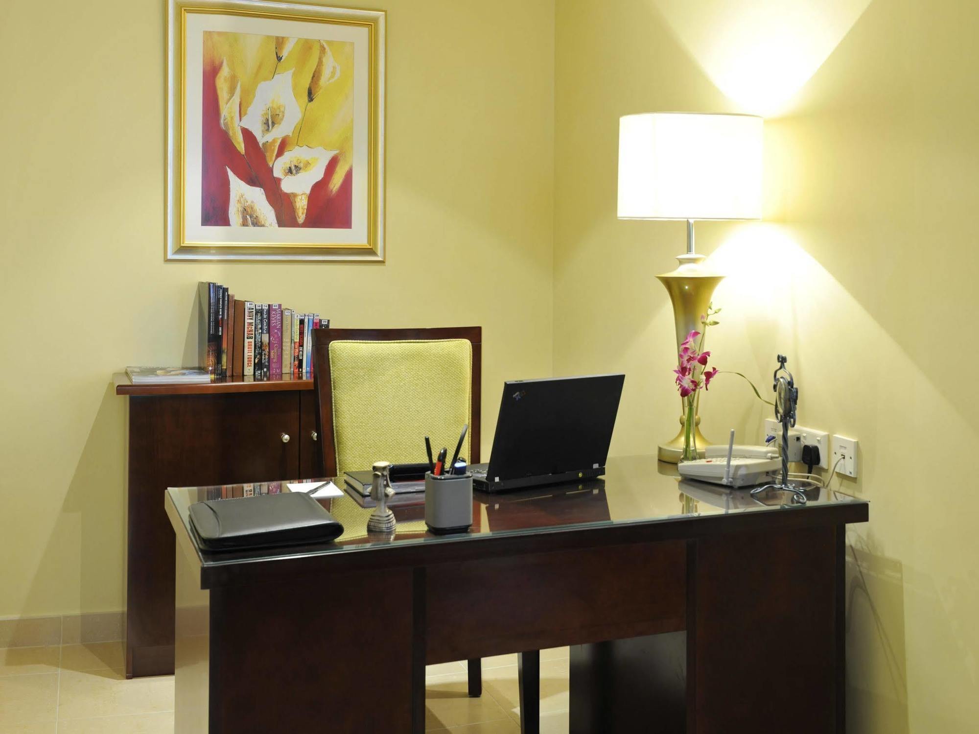 Marriott Executive Apartments Manama, Bahrain Exterior foto A typical office at the hotel